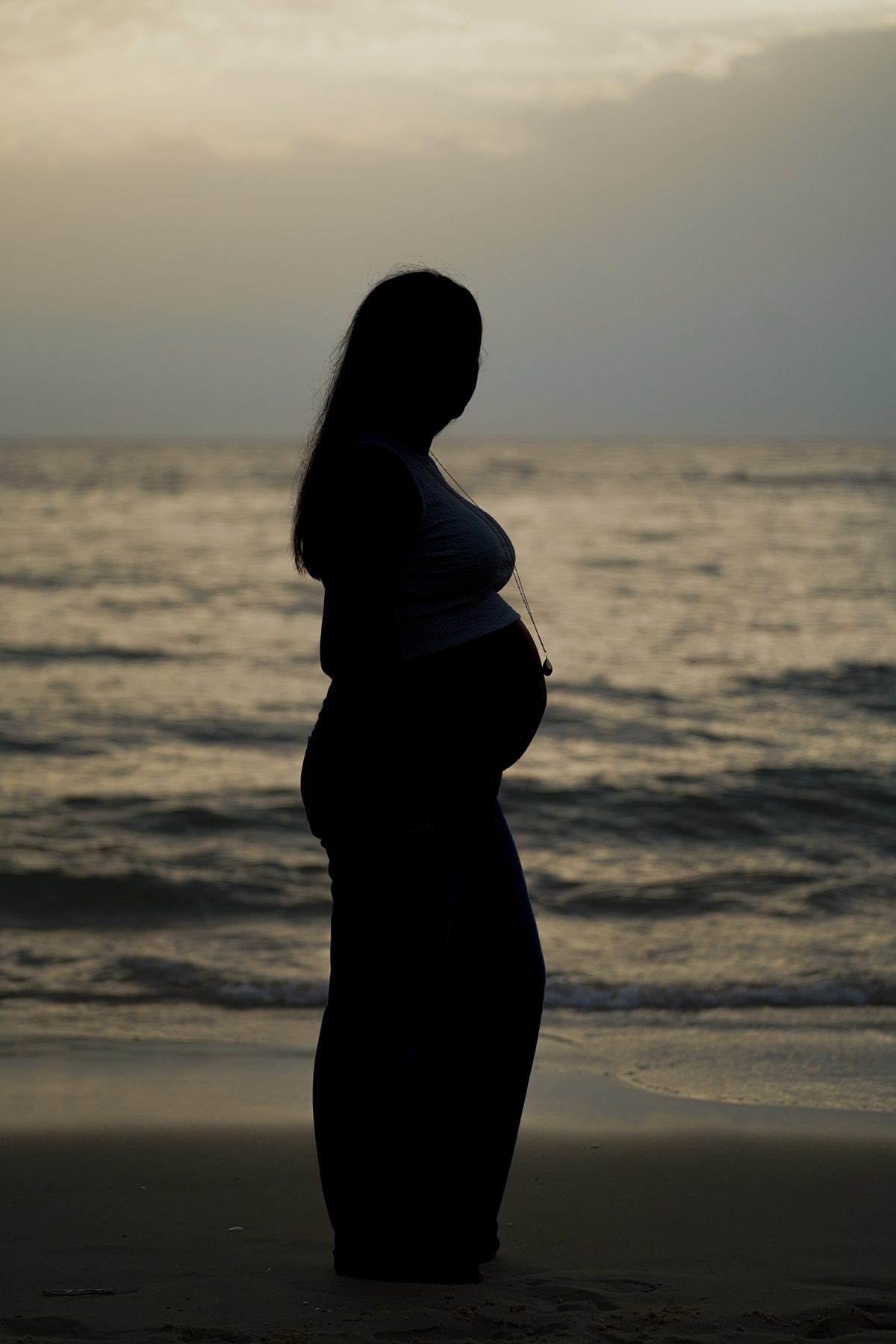 Shooting grossesse Noémie et Romain – silhouette de Noémie face au couchant