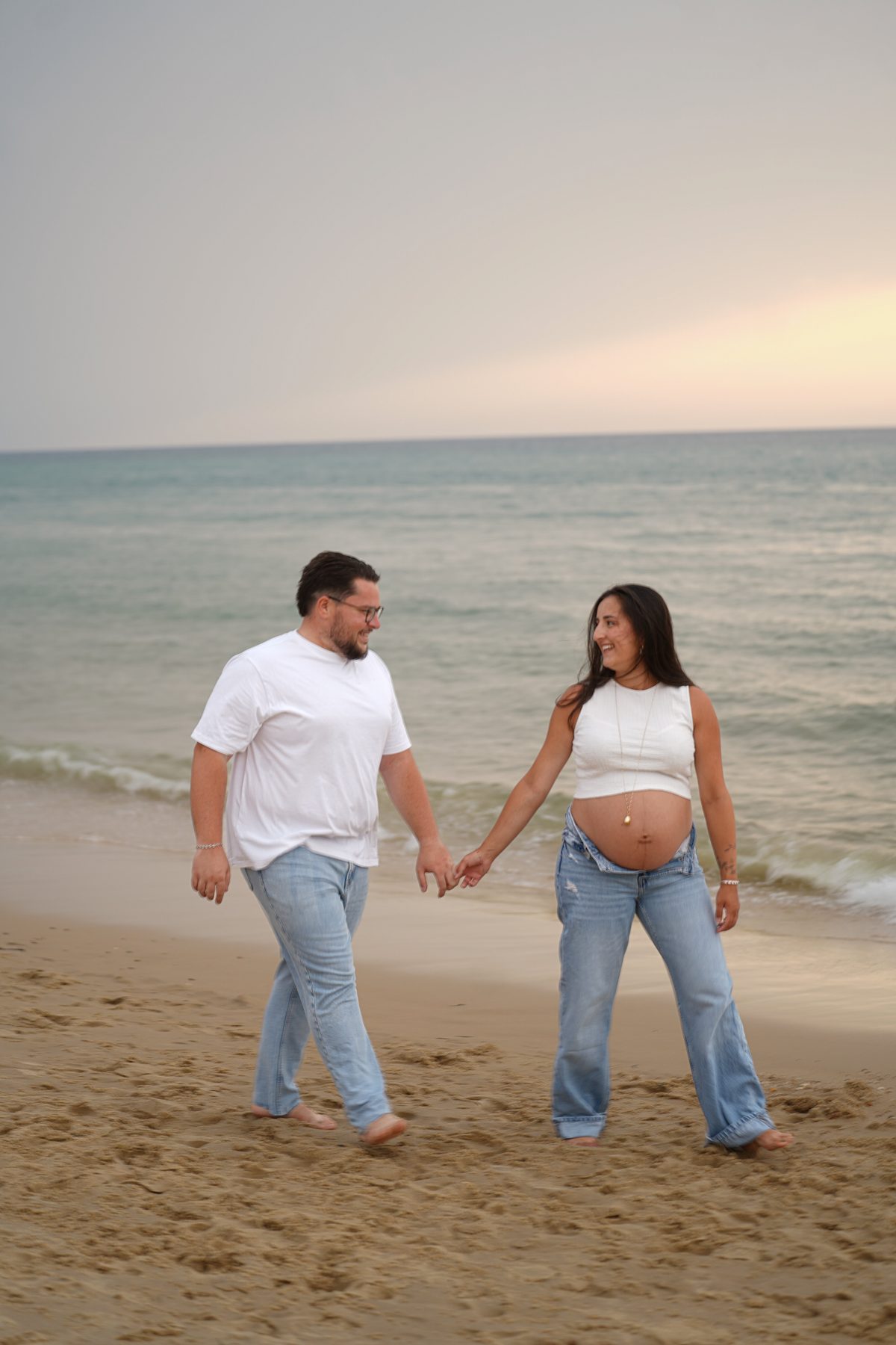 Shooting grossesse Noémie et Romain – marche main dans la main au bord de l'eau