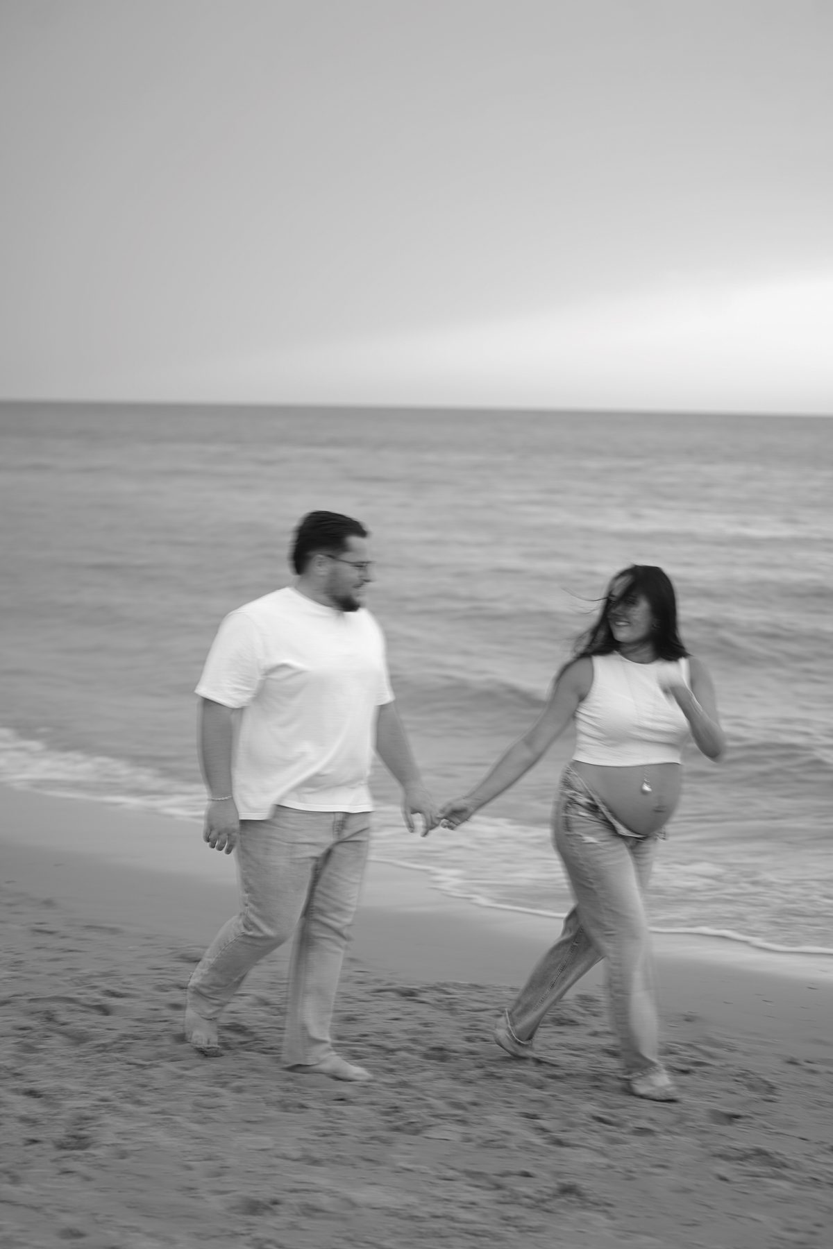 Shooting grossesse Noémie et Romain – promenade sur le sable, noir et blanc